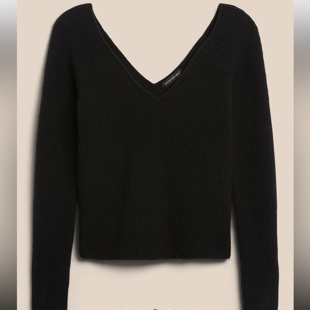 NWT Banana Republic • Wide V-Neck Sweater